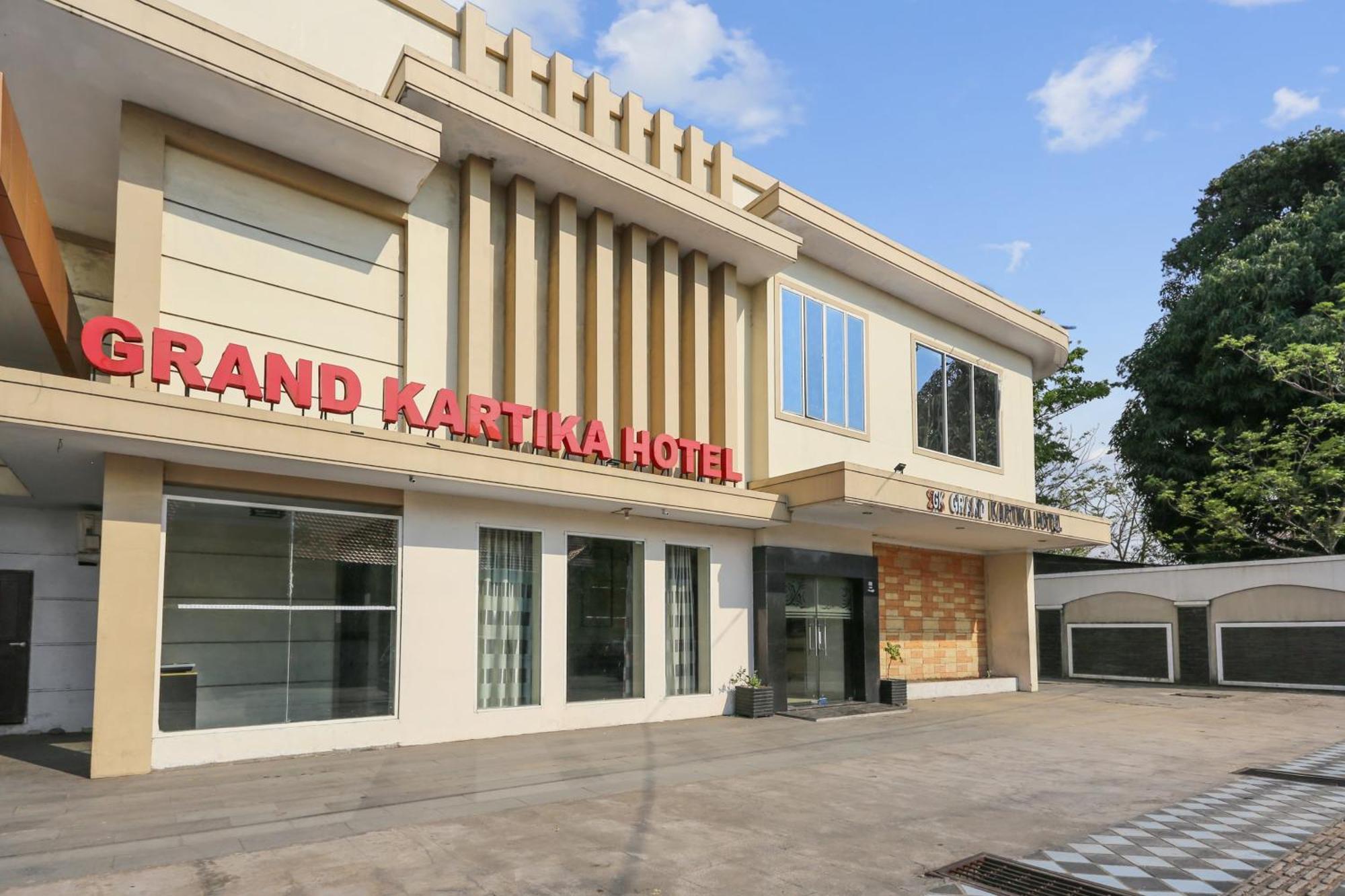 Collection O 93163 Hotel Grand Kartika Parepare Exteriör bild